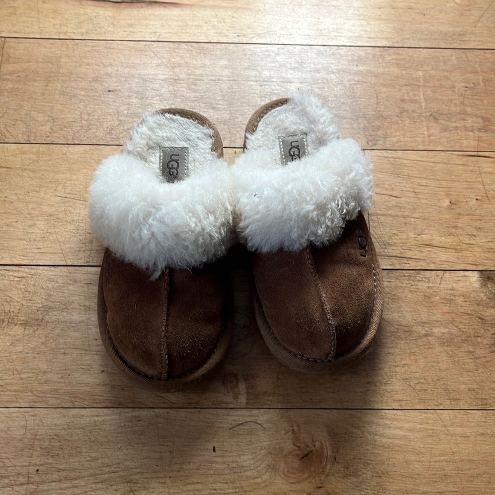 Ugg girls cozy cuff slipper size 13.